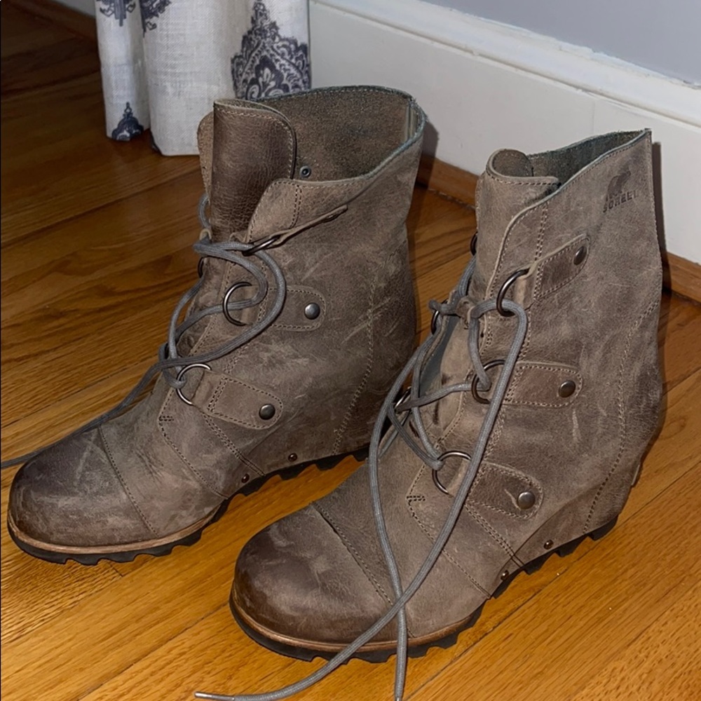 Brown Sorel lace up boots